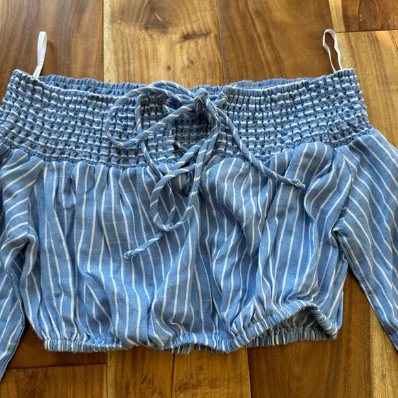 Lulu’s Crop Top - Picture 2 of 4